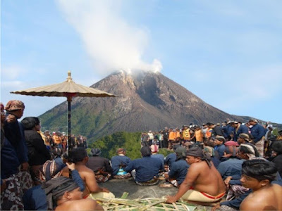 ritual gunung merapi