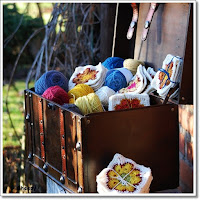 Granny-Square-Decke mit den Farben des Sommers