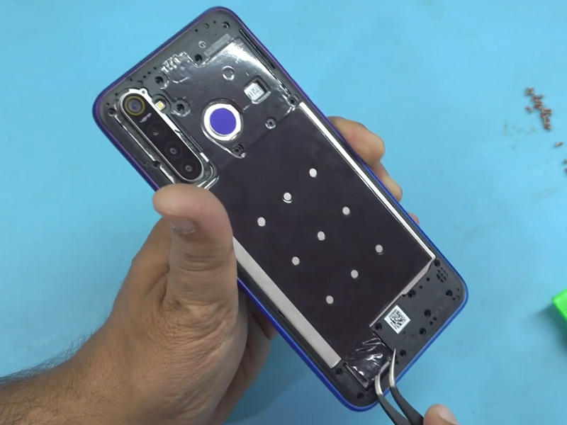 Cara Membuka Casing Belakang dan Mengganti Baterai Ponsel Realme 5 Pro