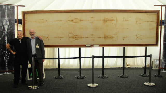 Photo of Simon and Barrie Schwortz of Shroud.com at the Jalsa Salana UK 2015 conference with the full size copy of the Shroud of Jesus.