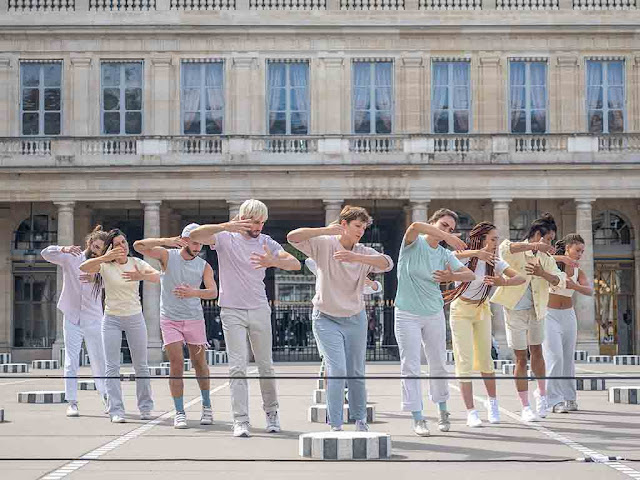 Suzanne performe STATU, colonnes de Buren Paris
