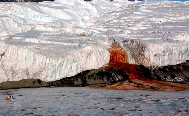 Кровавый водопад в Антарктике
