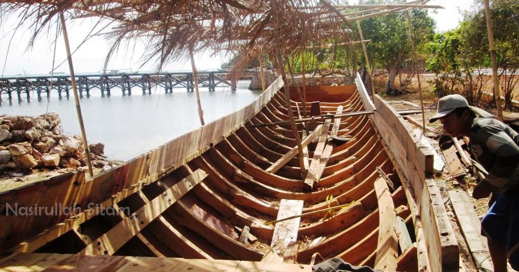 Melihat Cara Pembuatan Kapal Kayu di Karimunjawa - Nasirullah Sitam