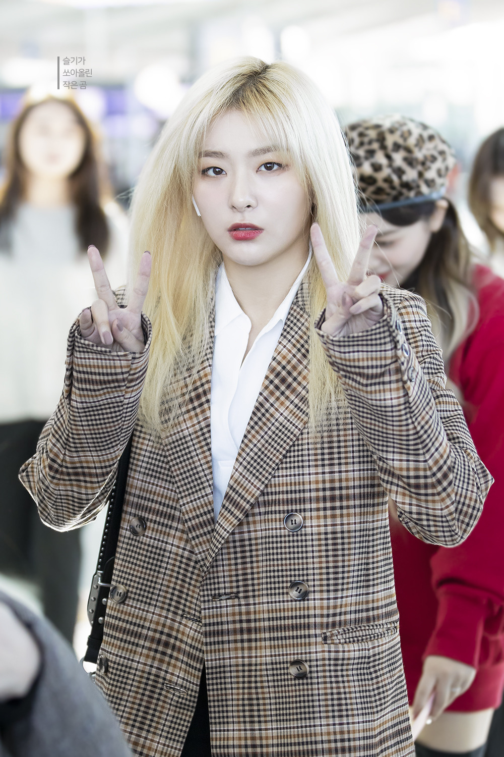 레드벨벳 슬기가 컨셉만을 위해 머릿결 포기해가며 했다는 머리.jpgif | 인스티즈