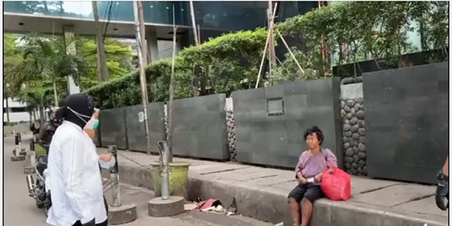 Risma Kembali Blusukan, Kali Ini Temui Tuna Wisma Di Sepanjang Jalan Sudirman-Thamrin Risma Kembali Blusukan, Kali Ini Temui Tuna Wisma Di Sepanjang Jalan Sudirman-Thamrin