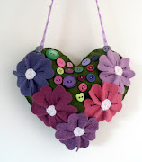 Coeur décoré de fleurs et de boutons, très bonne idée pour utiliser les .