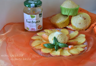 Fiordifrutta albicocche e pesche con basilico