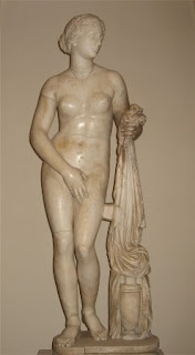 statua femminile di marmo