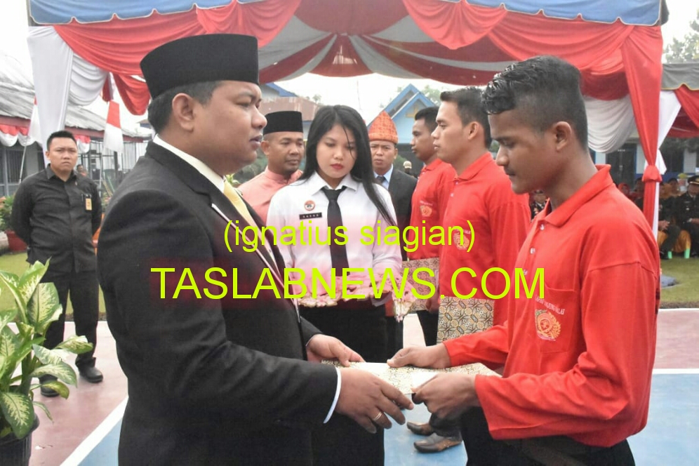 Walikota Tanjungbalai H M Syahrial saat menyerahkan SK Menkumham RI No PAS 445 PK 01.01.02 Tahun 2018 tentang remisi, Jumat (17/8). Walikota Tanjungbalai H M Syahrial saat menyerahkan SK Menkumham RI No PAS 445 PK 01.01.02 Tahun 2018 tentang remisi, Jumat (17/8).