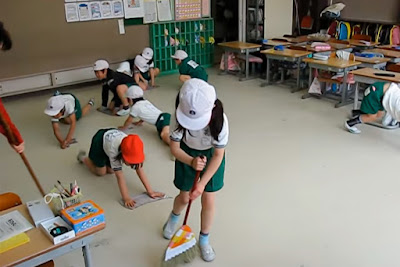 Cùng tìm hiểu cách trẻ em Nhật tham gia lao động dọn dẹp phòng học