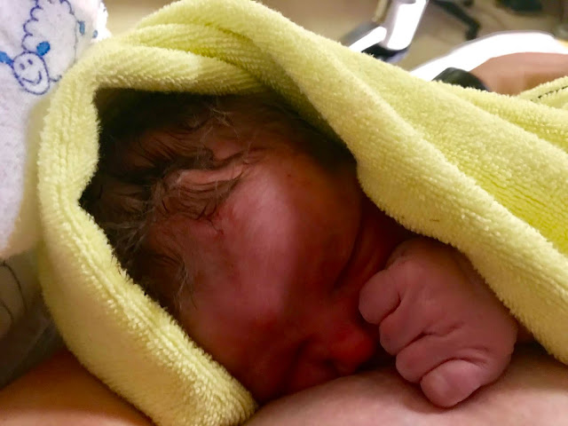 Geburtsbericht drittes Kind - neugeborenes Baby, das erste Mal Stillen
