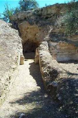 Τυμβωρύχοι προσπάθησαν να κλέψουν τον Τάφο του Βασιλικού Ζεύγους της Λακεδαίμονος, Μενελάου και Ωραίας Ελένης. Και το υπ.Πολιτισμού τον έθαψε με 250 τόνους χαλίκι!  