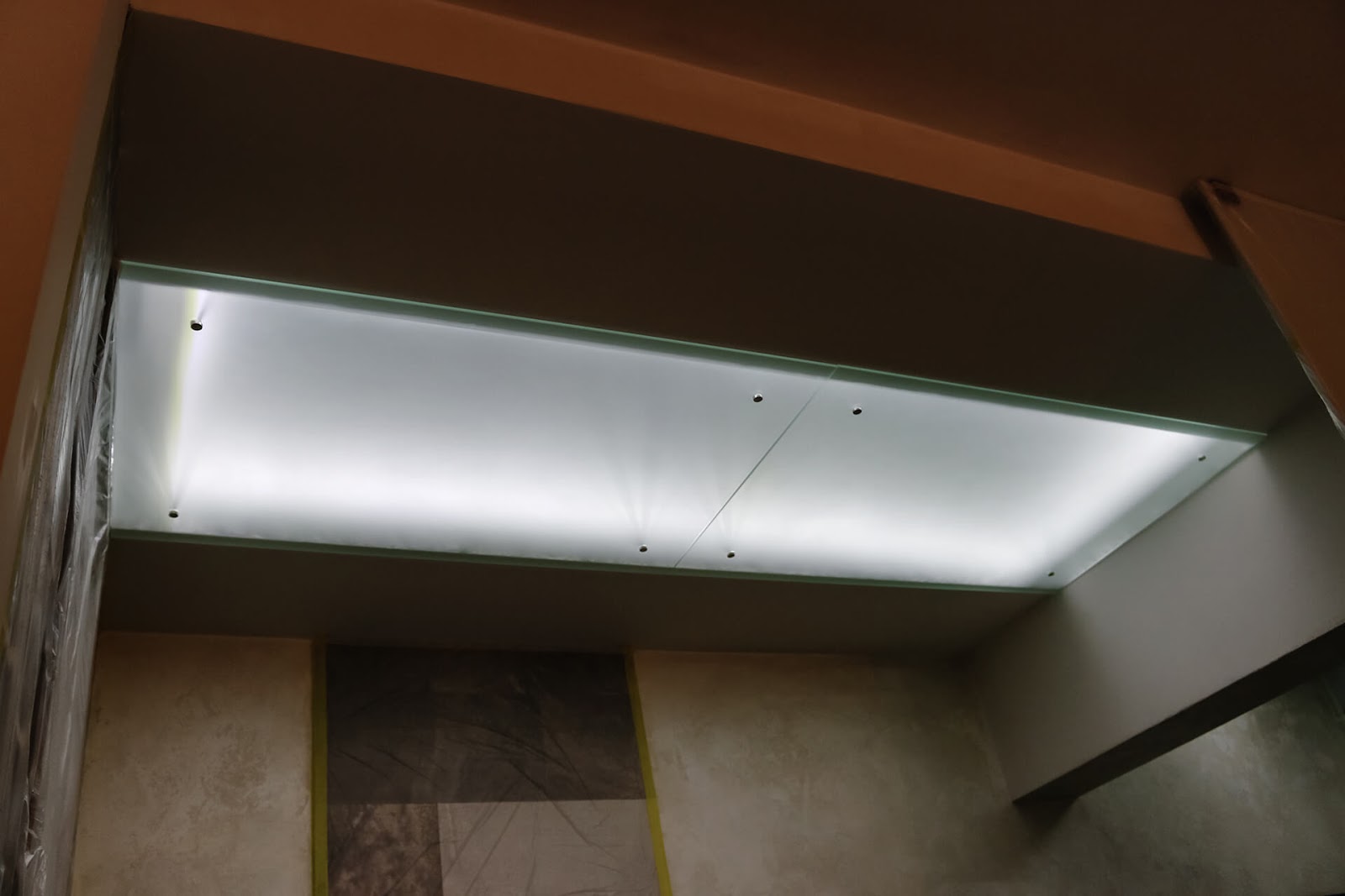 How to choose and install a glass ceiling? Tempered Glass Looking for