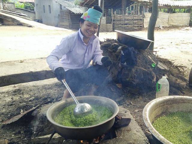 Sóc Trăng: Đặc sản thơm nức, dẻo quạnh làm từ "hạt ngọc trời" của bà con Khmer
