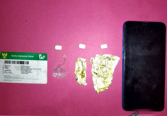 Sedang asyik menikmati pil gelang jenis ekstasi, didalam kamar salah satu hotel di Baradatu, Waykanan,   seorang warga Umpusemenguk , digrebek Satresnarkoba Polres Waykanan