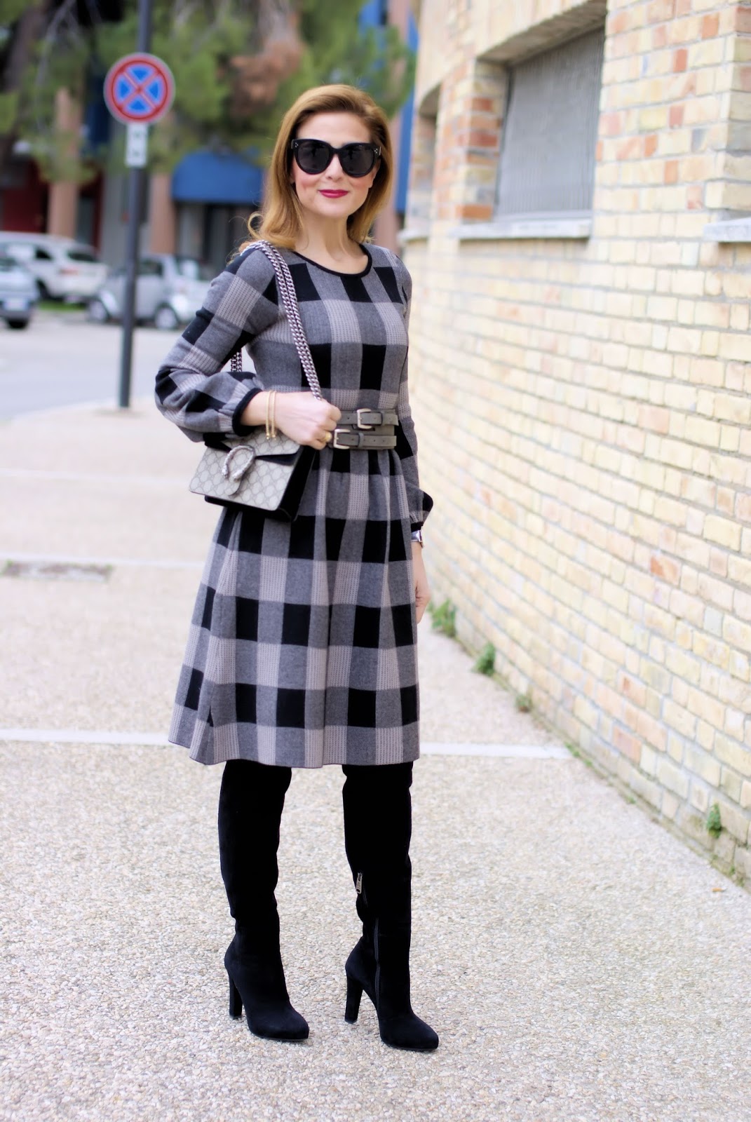 Winter dress outfit idea with Metisu dress on Fashion and Cookies fashion blog, fashion blogger style