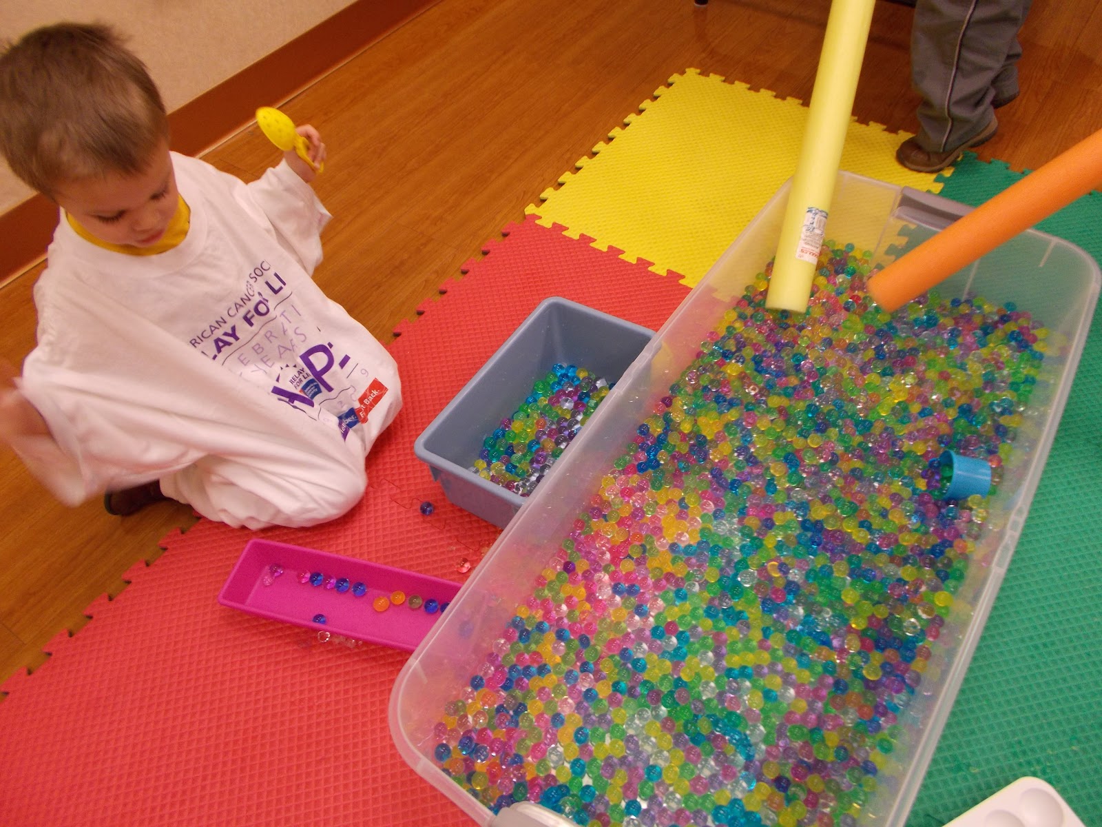 Neverlandarling: Messy Learning Lab: Water Beads for Babies