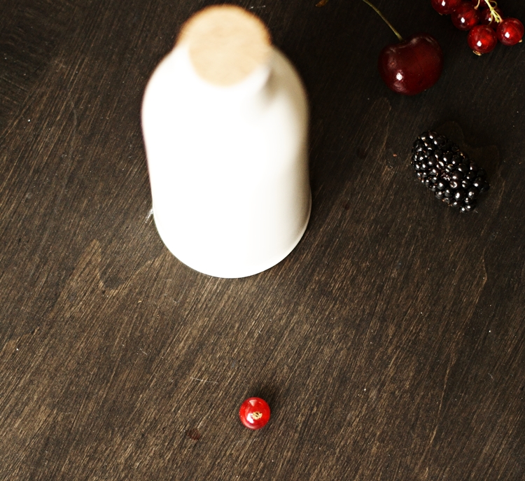 Brombeere, Johannisbeeren, Kirsche, Keramikflasche { by it's me! }