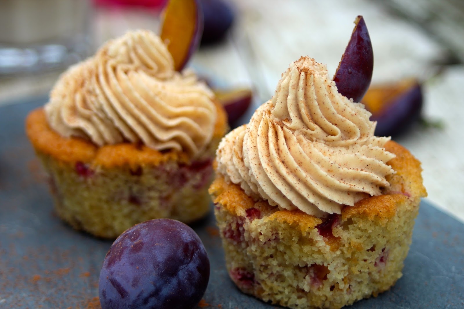 Paulas Frauchen: Pflaumen‑Cupcakes mit Zimt-Frischkäse-Frosting ...