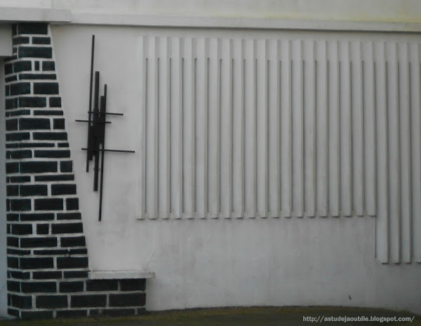 St Nazaire - private house - wall sculpture