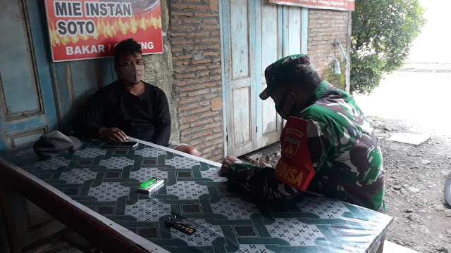 Komsos Dengan Warga Binaan, Babinsa Ingatkan Tetap Pakai Masker