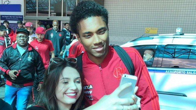 Flamengo desembarca em Porto Alegre com Vitinho tietado por torcedores