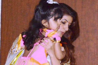 Twinkle Khanna dengan putrinya