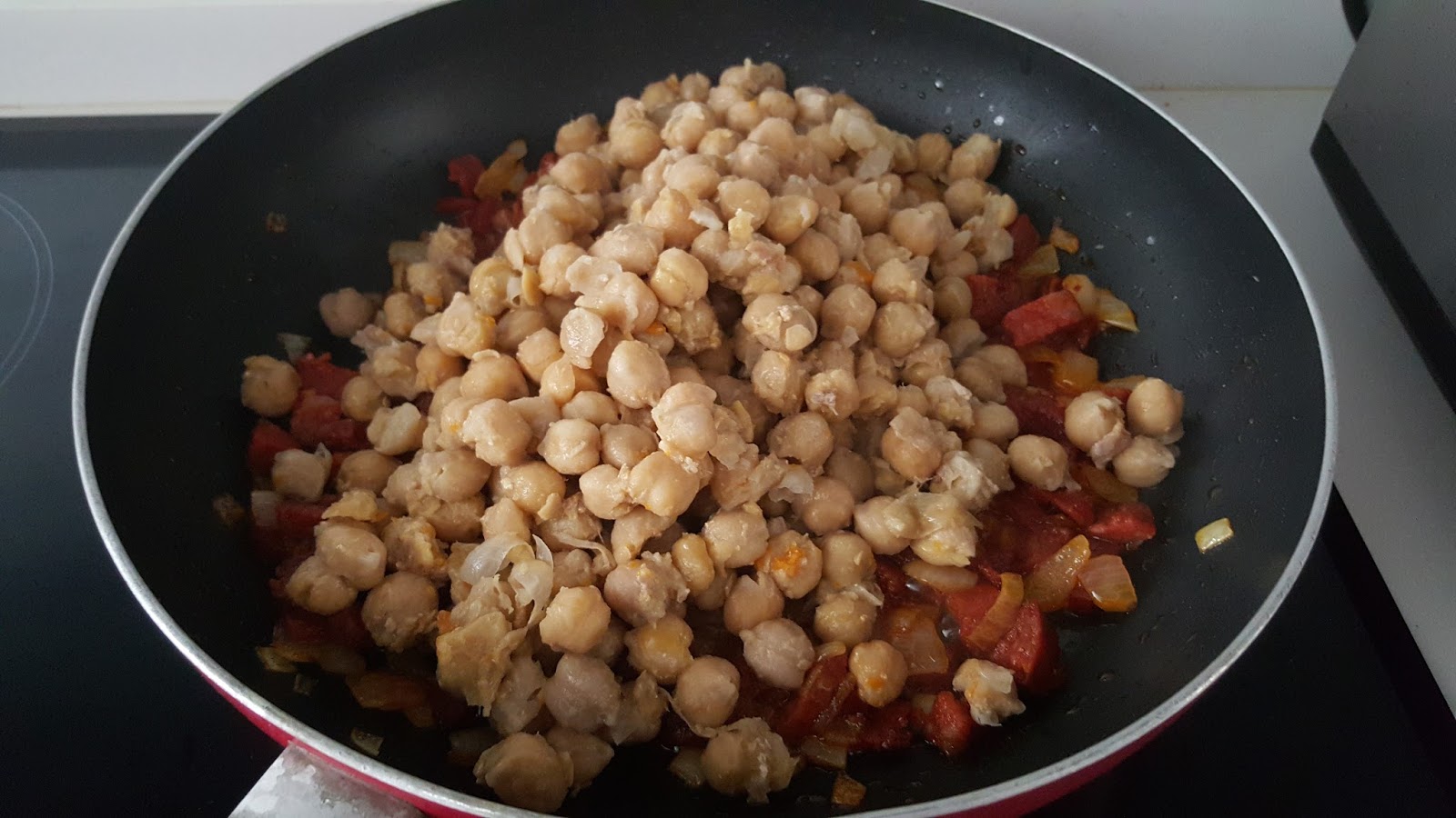 GARBANZOS FRITOS CON CHORIZO