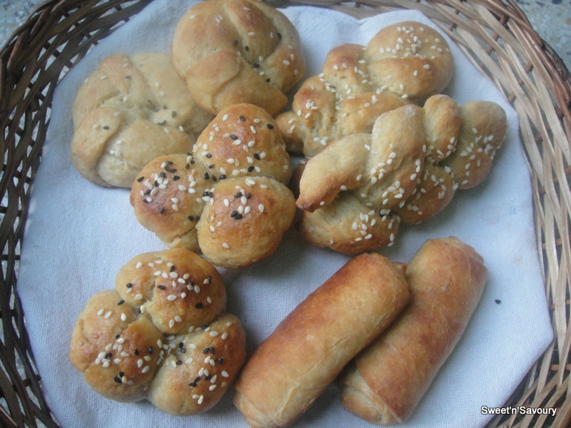 Sweet 'n' Savoury Eggless Whole Wheat Dinner rolls