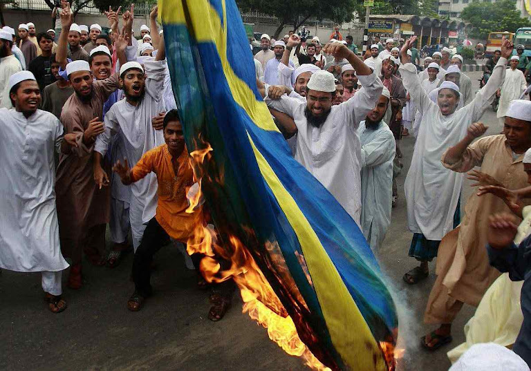 Para extremistas islâmicos, a Suécia não tem outra opção senão adotar a sharia e se converter ao Corão. E publicacões pagas pela Igreja da Suécia promovem a propaganda do Islã!