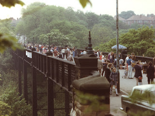 Families browsing the arts and crafts available on Armstrong Bridge