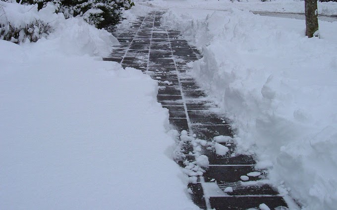 Een pad door een dikke laag sneeuw