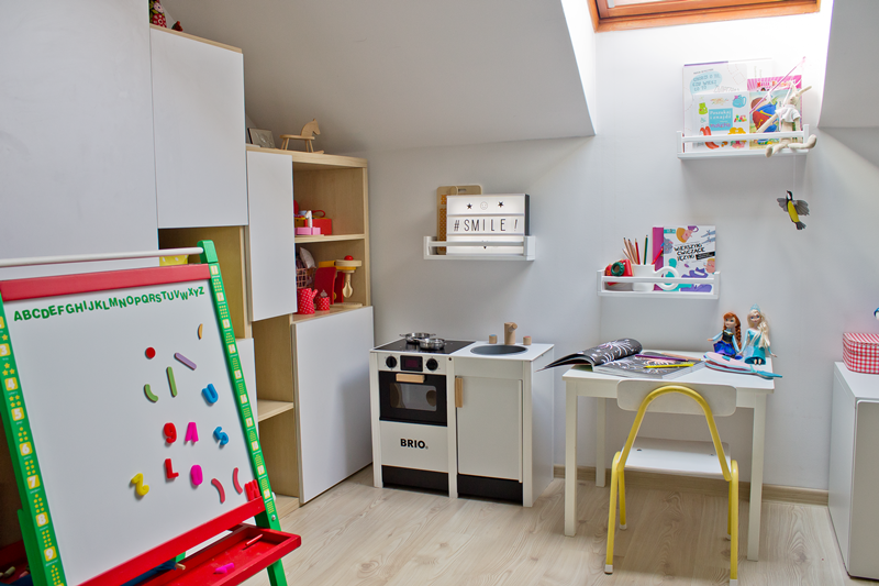 Zabawki w pokoju dziecka tablica na magnesy, lightbox, lampka z literkami, kuchnia brio, krzesełko szkolne diy