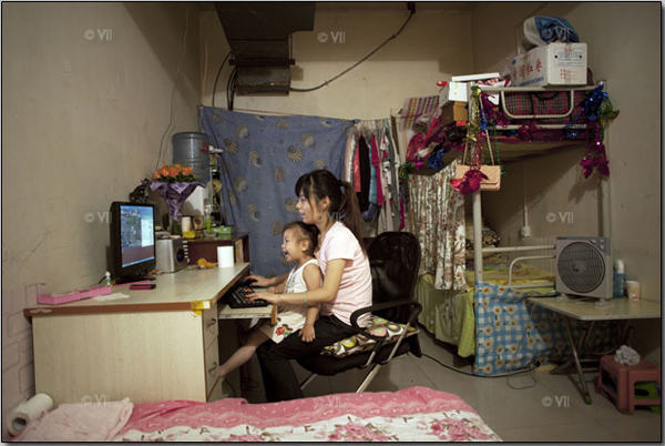 10-Ji-Lanlan-25-and-her-three-year-old-daughter-largest-room-four-years.jpg