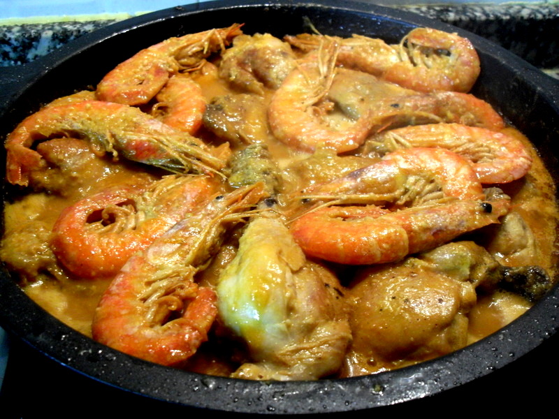 Cazuela de pollo con gambas y su salsa