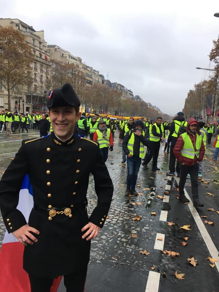 L Espoir Polytechnicien En Gilet Jaune Poursuivi En Justice Pour Port En Pleine Manif De L Uniforme D Une Ecole Qu Il A Quittee Voici 8 Ans Pour Suivre Une Carriere D Ingenieur De Haut Niveau