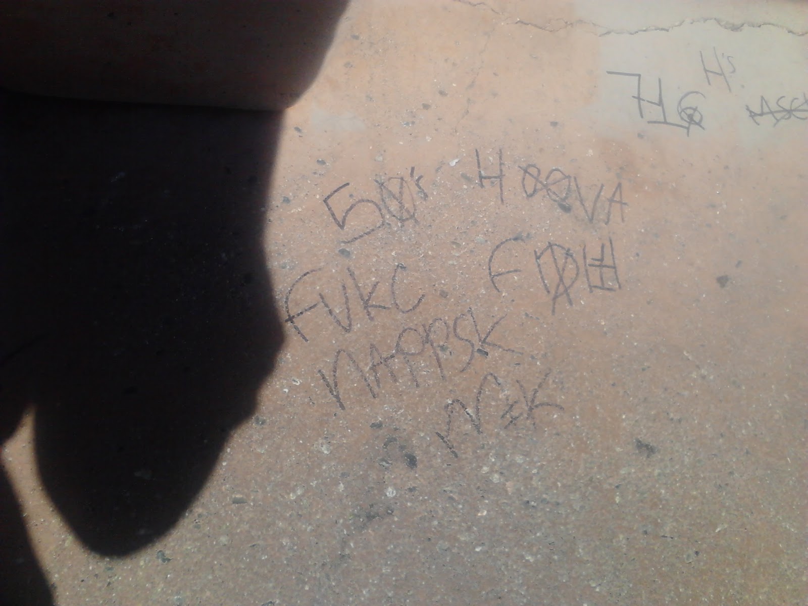 crip gangs graffiti hoover gangster crip ( 52 street )