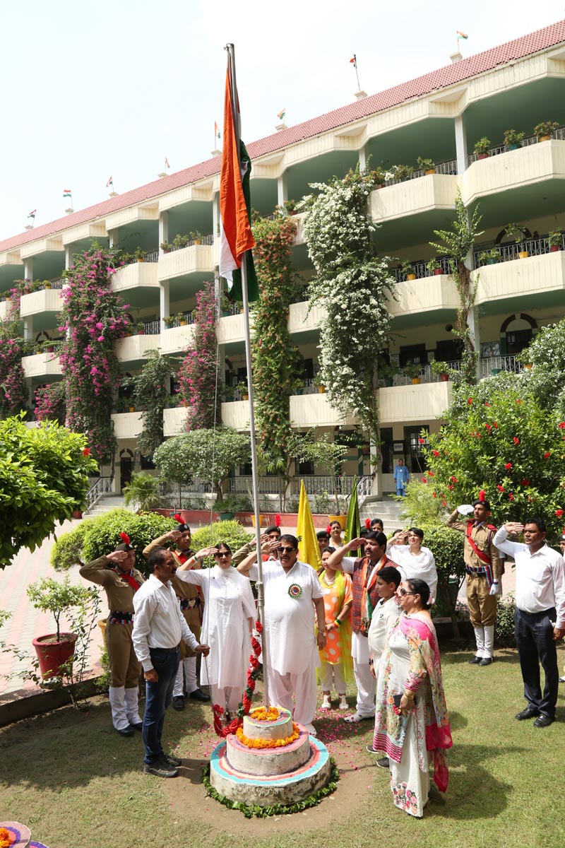 Rajesh Rudhra, Chairman of Chain of Green Land Schools along with members of the Management Committee unfurling the National Flag at Green Land Convent School, Jalandhar Bye Pass on the occasion of 71st Independence Day in Ludhiana on August 15, 2017