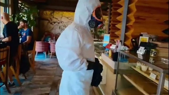 Κορονοϊός: Κρητικός ντύθηκε «αστροναύτης» και πήγε για καφέ(video)