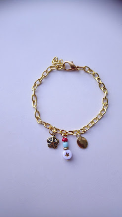 Vrolijke armbandenset met hartjes en letterkralen