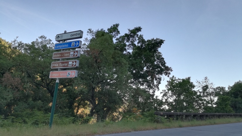 Placas indicativas da Barragem de Cabril e Parque de Campismo e Praia Fluvial do Cabril
