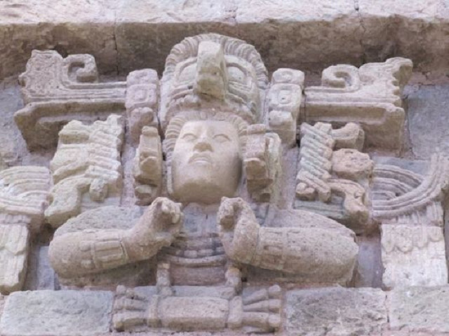 Скульптуры майя: богато украшенный храм Розалилы, обнаруженного неповрежденным при раскопках.
