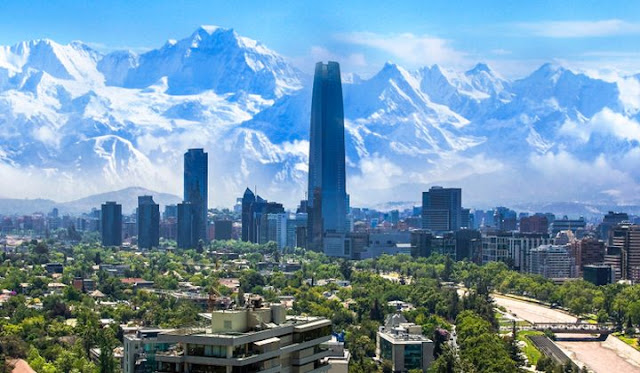Montanhas e cidade no Chile