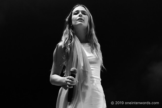 Maggie Rogers at Echo Beach on July 31, 2019 Photo by John Ordean at One In Ten Words oneintenwords.com toronto indie alternative live music blog concert photography pictures photos nikon d750 camera yyz photographer