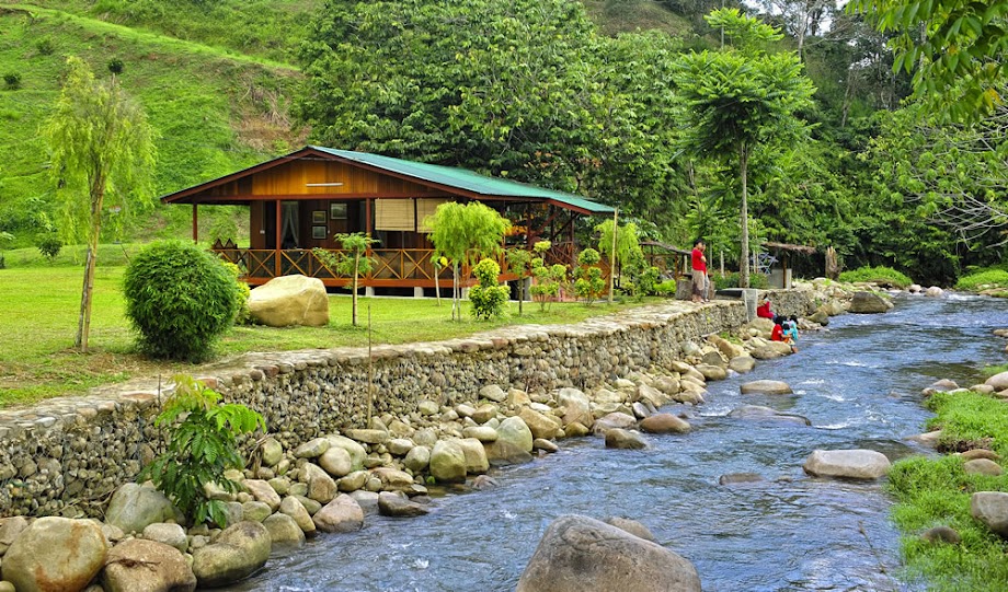 Resort Cantik Tepi Sungai Dan Berlatar Belakang Gunung Di