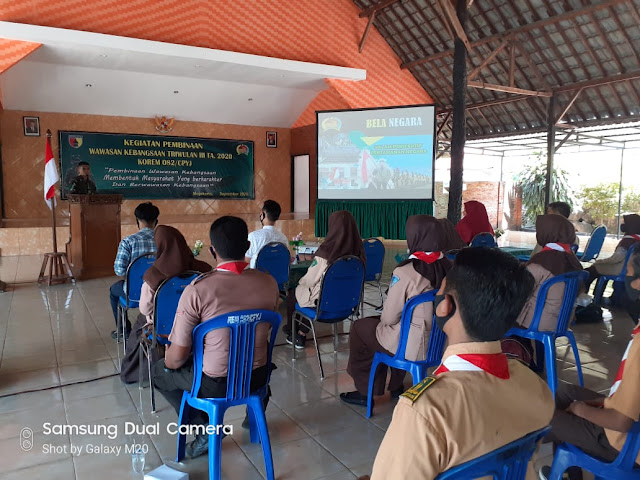 Mojokerto - Komando Resort Militer (Korem) 082/CPYJ menggelar kegiatan Komunikasi Sosial (Komsos) dengan melaksanakan sosialisasi Wawasan Kebangsaan kepada para pelajar se wilayah Kerja Korem di Pendopo Griya Paramitra Cikaran Kota Mojokerto. Kamis, (1/10/2020).    Kali ini kegiatan dilakukan bersama-sama dengan Pemerintah Kabupaten Mojokerto. Pasi Wanwil Korem 082/CPYJ, Mayor Inf Soko Edi S.Sos. dalam kesempatan itu mengatakan bahwa kegiatan Komsos tersebut tidak hanya dilaksanakan di tingkat Korem tetapi seluruh Kodim jajaran Korem 082/CPYJ juga melaksanakan kegiatan yang dimaksud.   Dalam sambutan Danrem 082/CPYJ yang dibacakan oleh Pasi Wanwil, Danrem berharap melalui kegiatan ini dapat menumbuhkan rasa nasionalisme dan patriotisme dalam jiwa para pelajar. Para pemuda harus dapat membentengi diri dari pengaruh asing terutama yang bersifat negatif, karena masa depan bangsa dan negata berada ditangan para pemuda. (Jayak)