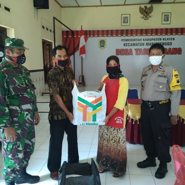 Babinsa dan Pemdes Manisrenggo Bagi - Bagi  Masker Guna Pencegahan Covid-19 Di Wilayah Desa Taskombang