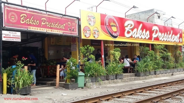 nikmatnya makan bakso president malang di tepi rel kereta api nurul sufitri blogger traveling culinary