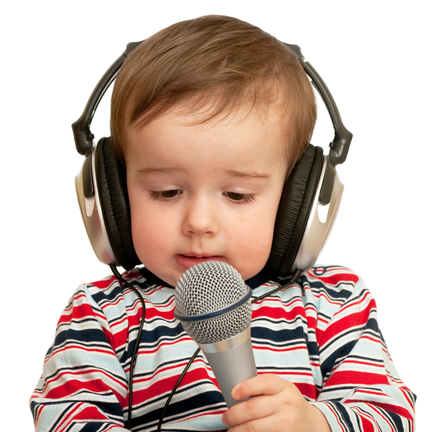 Включи дети петь. Ребенок с микрофоном. Дети поют. Малышы с микрофоном и наушниками. Мальчик поет.