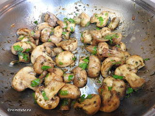 Ciuperci cu usturoi de post reteta rapida la tigaie prajite sote in ulei marar patrunjel vin piper boia retete culinare mancaruri cu legume,